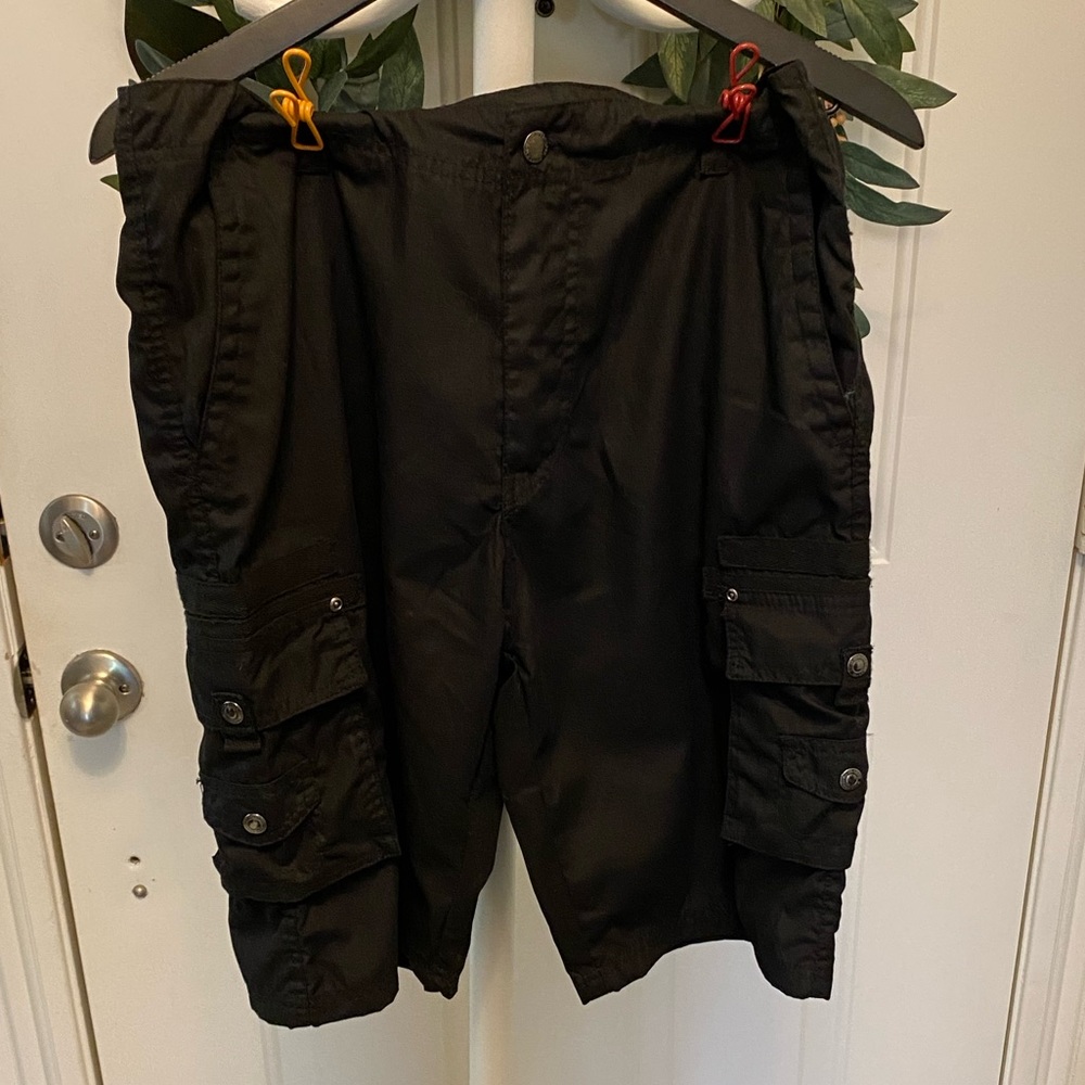 NWOT Swiss Cross Black Cargo Shorts Long Length 32